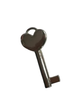 Candado de corazón rojo con llave de corazón.