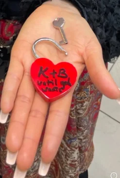 Candado de corazón rojo con llave de corazón.