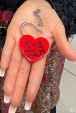 Candado de corazón rojo con llave de corazón.