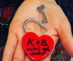 Candado de corazón rojo con llave de corazón.