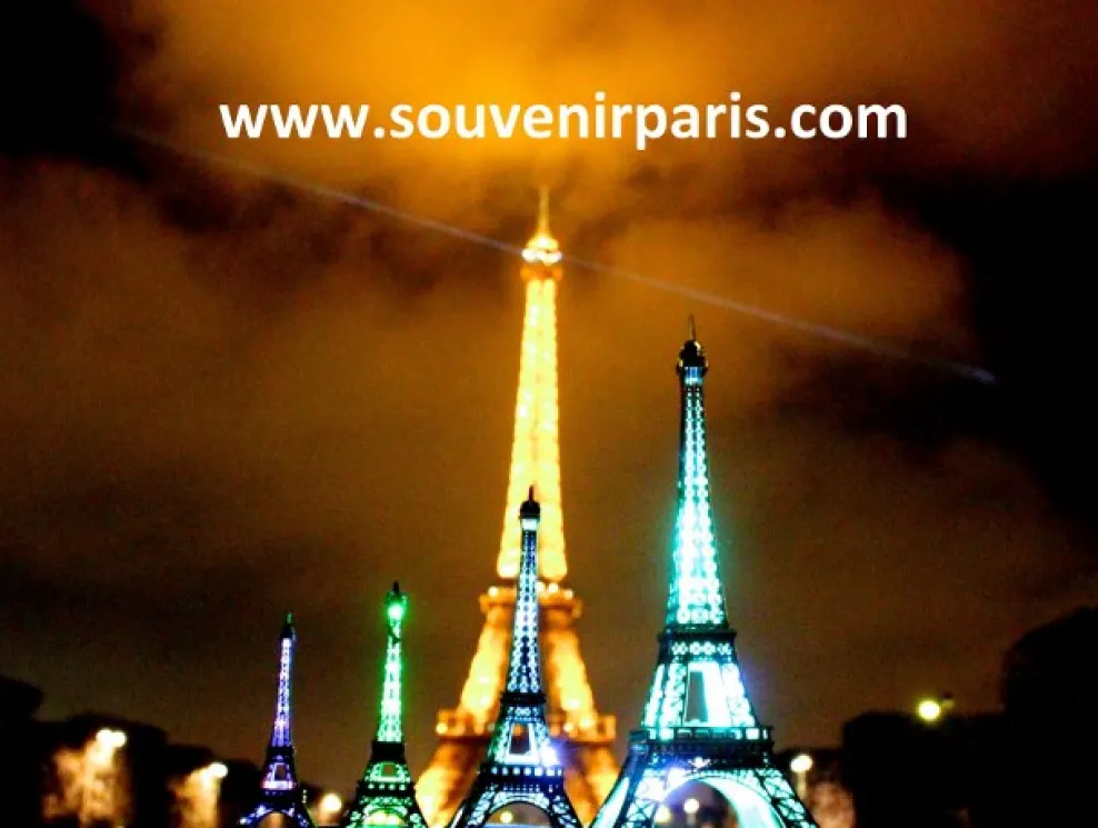 Torre Eiffel luminosa y titilante